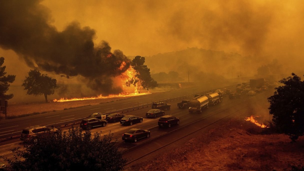 A Vacaville, des habitants ont été appelés à fuir en pleine nuit, mercredi 19 août 2020, alors que les flammes dévoraient des dizaines de maisons.
