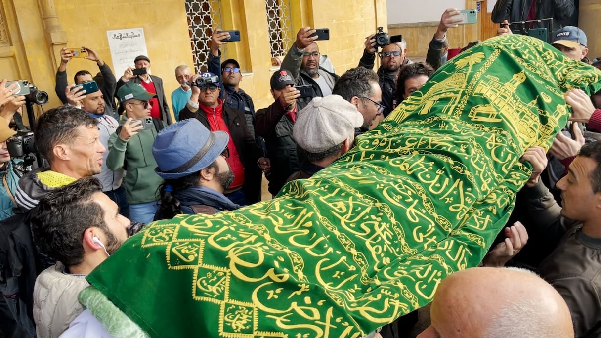 Les funérailles de l'humouriste Abderrahim Tounsi alias Abderraouf, au cimetière Achouhada, à Casablanca, le 2 janvier 2023. 
