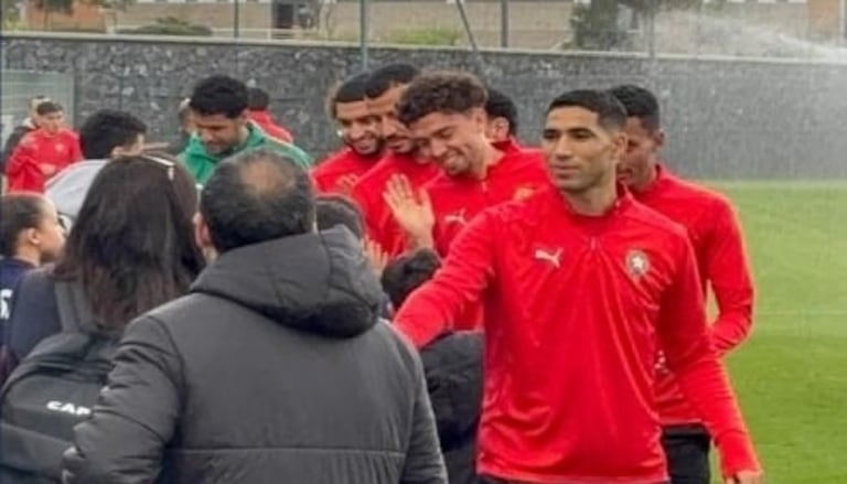Les Lions de l’Atlas recevant les enfants de la famille de la Sûreté nationale.