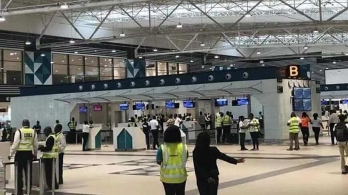Le hall principal de l'aéroport de Kotoka d'Accra.
