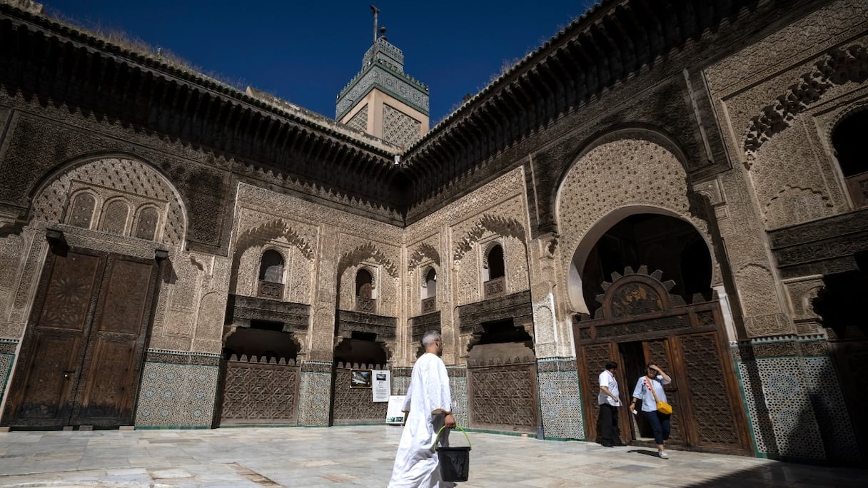 Des visiteurs à la Médersa Bou Inania de Fès.
