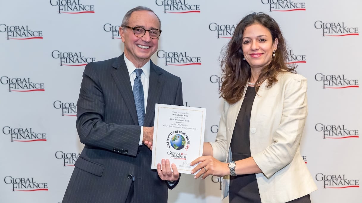 Dounia Zine (à droite), Responsable des relations avec les institutions d’Attijariwafa bank  avec Joseph Giarraputo (à gauche), éditeur et directeur éditorial de Global Finance, lors de la cérémonie de remise des prix à Washington.
