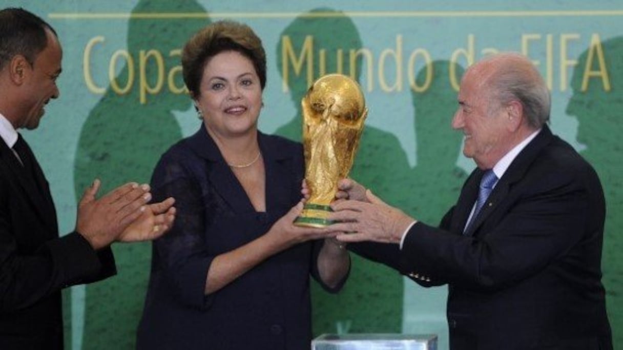 Le trophée de la Coupe du monde 2014 sera remis au vainqueur par la présidente du Brésil Dilma Roussef.f
