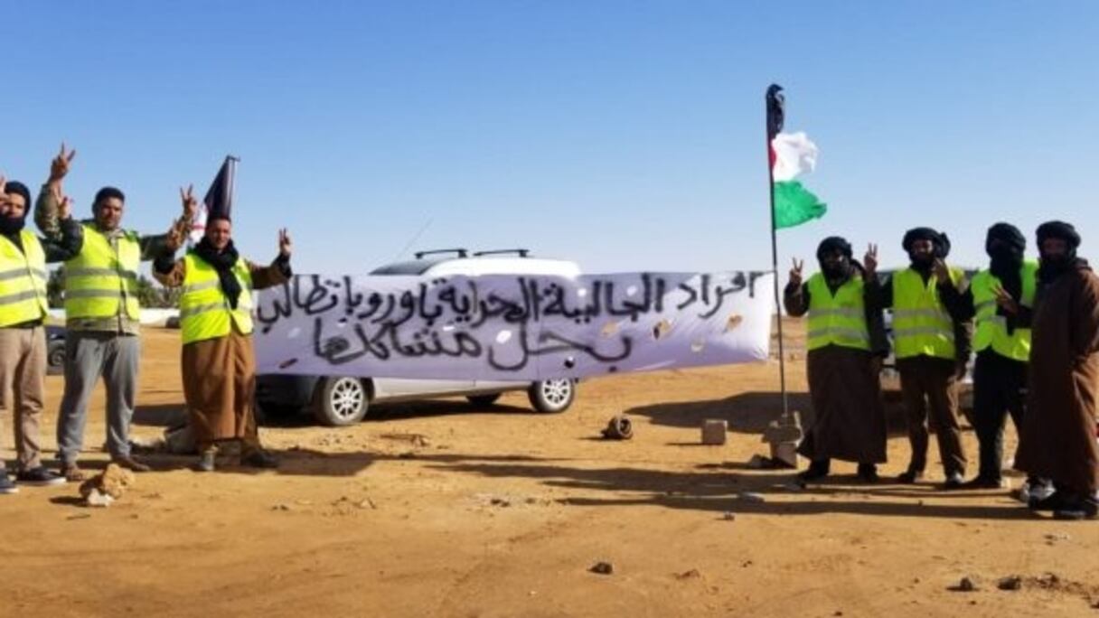 Le sit-in observé par les Gilets jaunes sahraouis devant le secrétariat national du Polisario, à Rabouni. 
