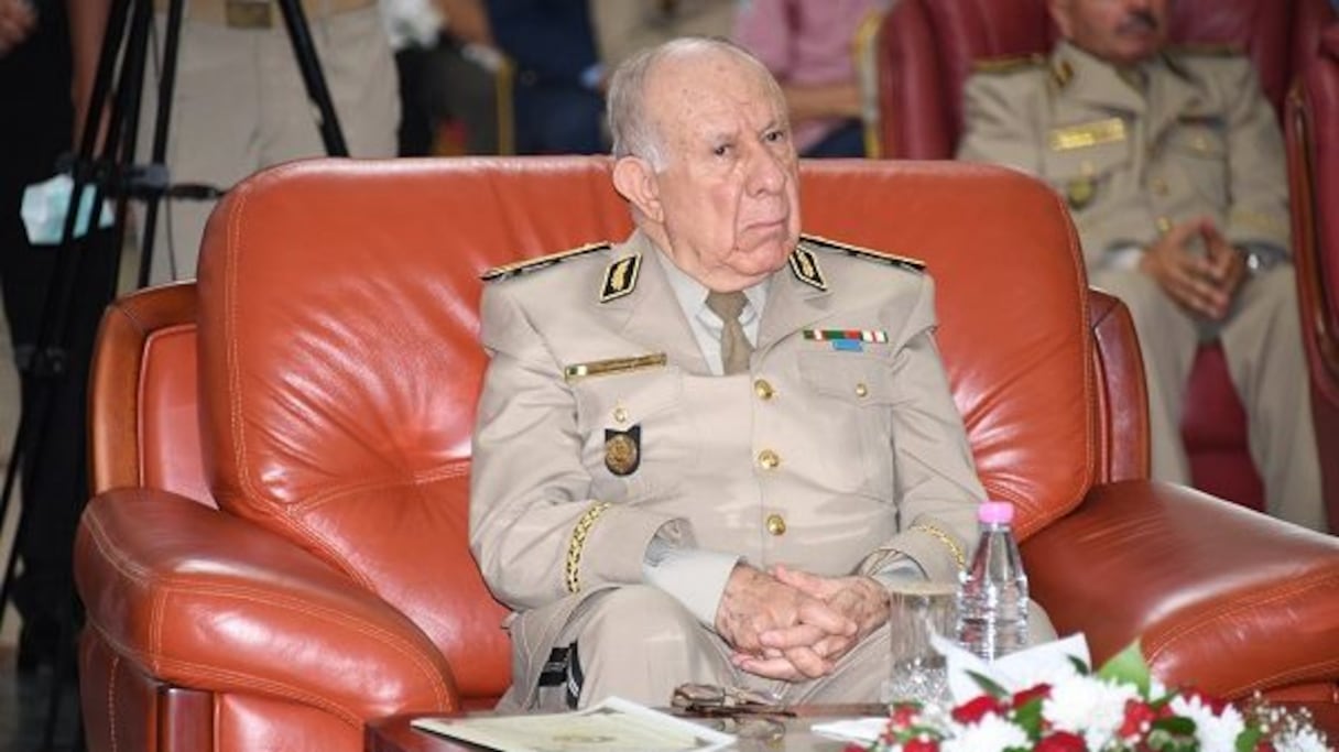 Le général Saïd Chengriha assis sur son trône militaire.
