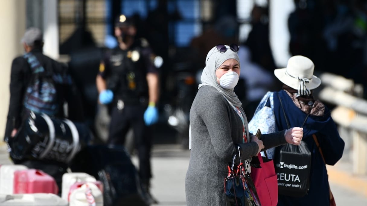 Un groupe de Marocains de retour dans le Royaume, après avoir été bloqués pendant deux mois dans le préside occupé de Sebta.
