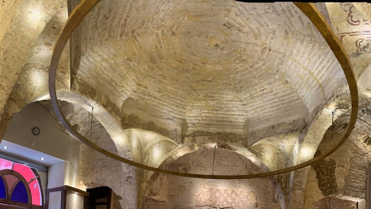 Les peintures, les sculptures et les décorations murales de ce hammam, vieux de plus de 800 ans, ont été figées dans le temps grâce à un architecte du début du XXe siècle, Vicente Traver, qui a dissimulé en 1928 ces décorations et ces lucarnes. 
