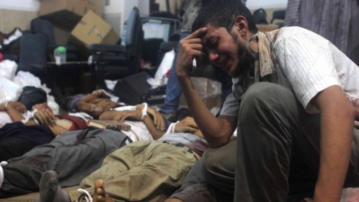 Un homme s’effondre à la vue des corps dans la morgue improvisée
