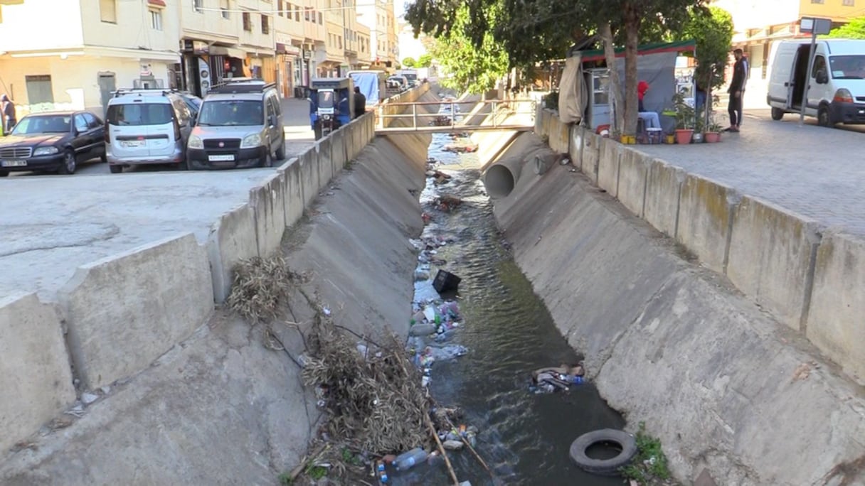 Une canalisation d’égouts à ciel ouvert traversant un quartier de la région d'El Aouama à Tanger. 
