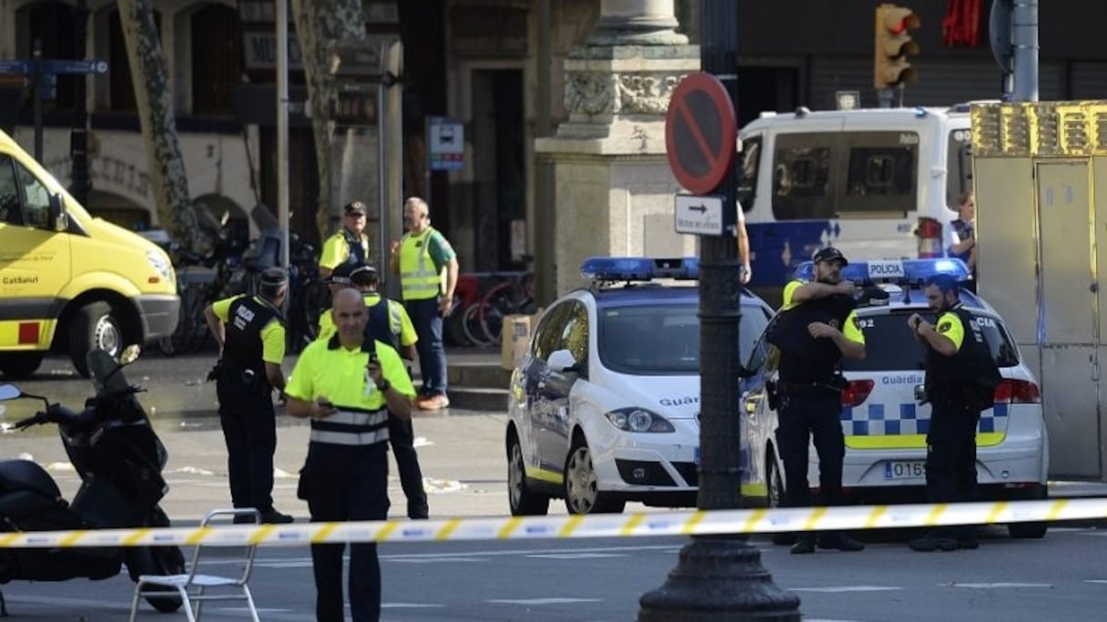 La police espagnole sur les lieux de l'attaque, le 17 août 2017. 
