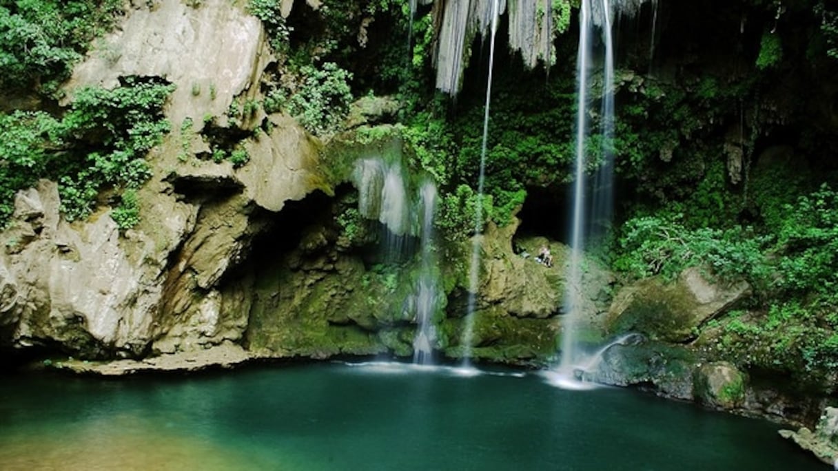 Située à trente kilomètres de Chefchaouen, Akchour est une vallée naturelle qui attire de plus en plus de touristes. Ce site touristique est composé de plusieurs cascades.
