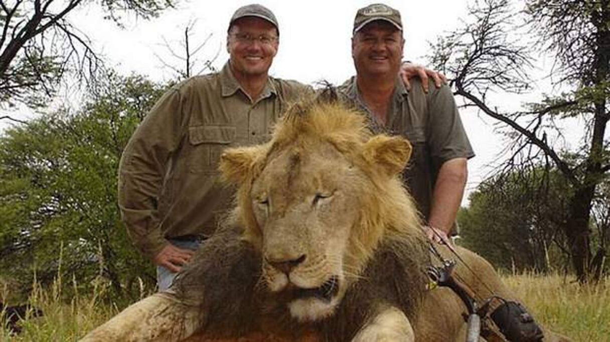 Walter Palmer, à gauche, devant l'un de ses nombreux trophées.
