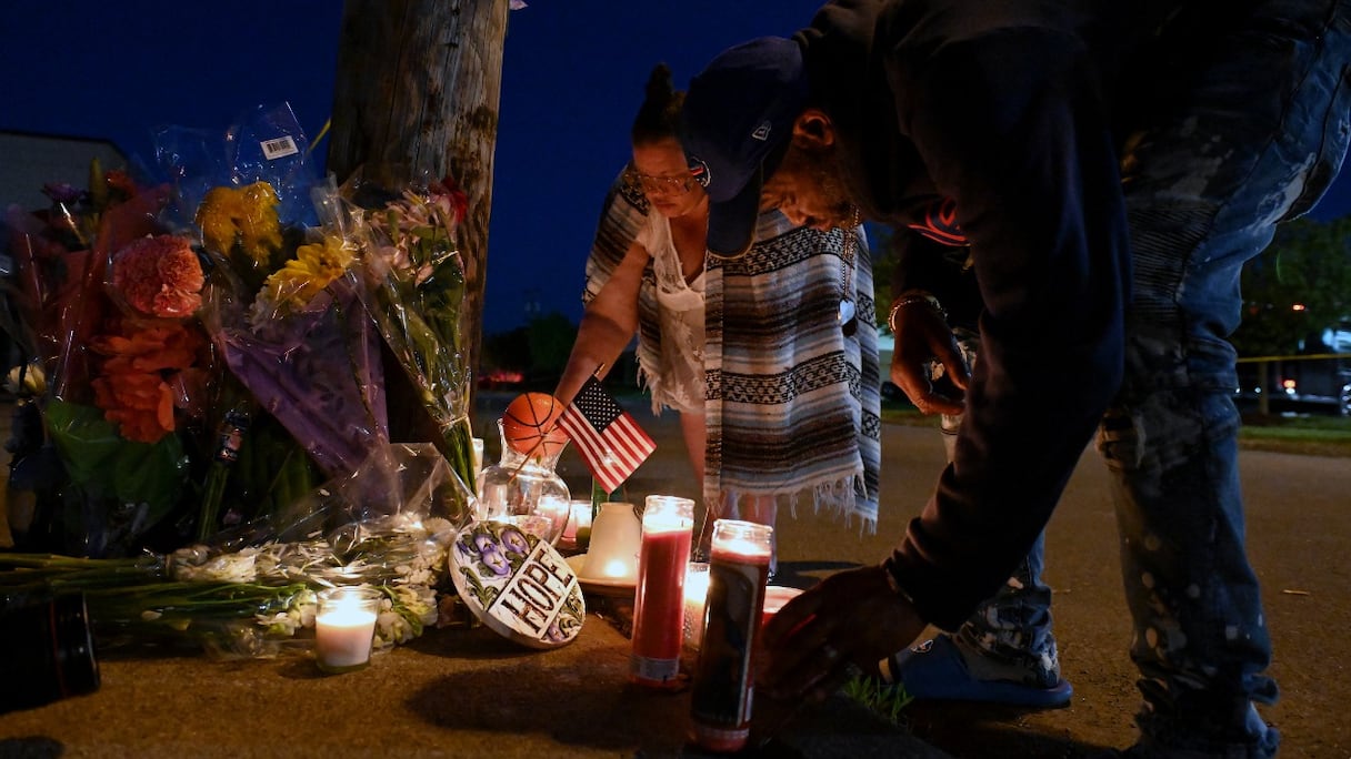 Des personnes allument des bougies à un mémorial de fortune à Buffalo, dans l'Etat de New York, le 15 mai 2022, au lendemain d'une tuerie de masse au cours de laquelle un homme armé a abattu 10 personnes.
