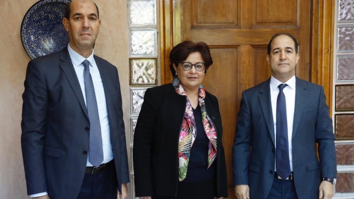 Cheville ouvrière de l’opération: Fouzia Zaaboul, directrice du Trésor (au milieu); Elhassan Eddez, adjoint au directeur, chargé du pôle dette (à gauche); Abdelhakim Jouahri, chef de division du marché financier international et de la gestion des risques (à droite).
