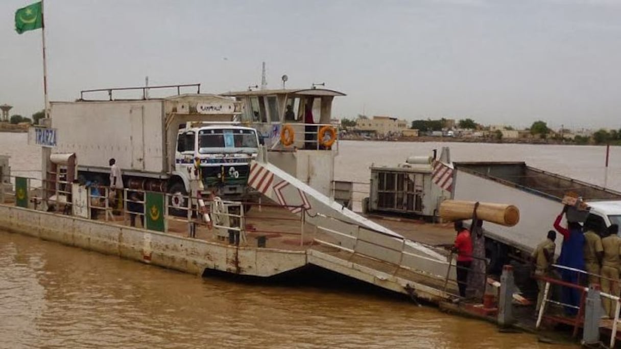 En attenant le pont, le bac mauritanien relie le deux pays à Rosso
