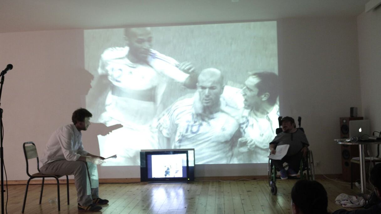 Une question à laquelle les acteurs tentent de répondre en se penchant sur le dernier match de Zidane et le mémorable coup de tête sur lequel il a clos sa carrière. 
