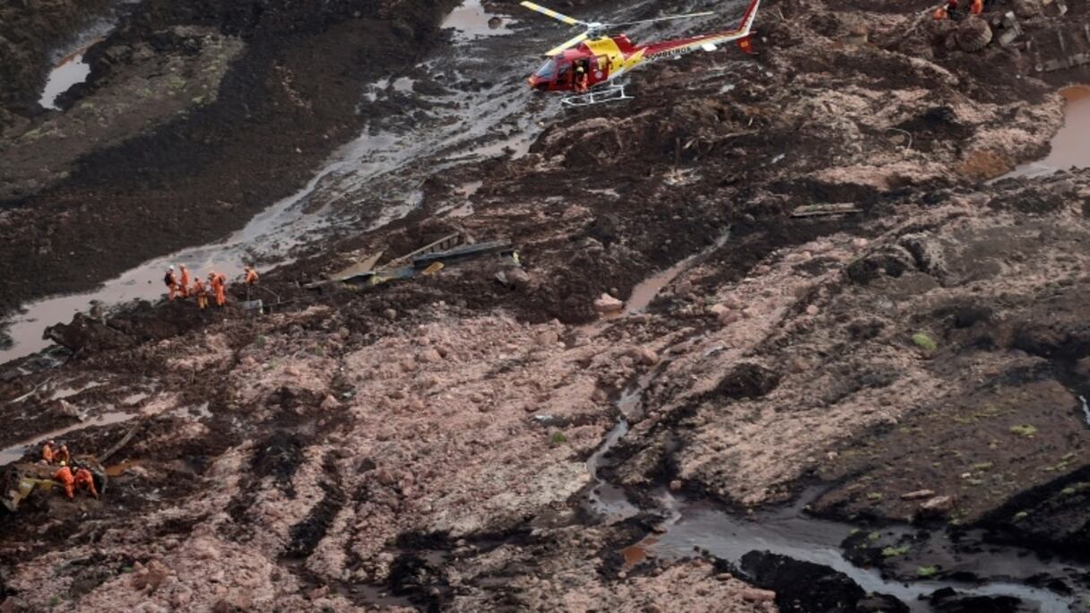 Un hélicoptère recherche des personnes disparues lors de l'effondrement d'un barrage minier, le 25 janvier 2019 à Brumadinho, au Brésil.
