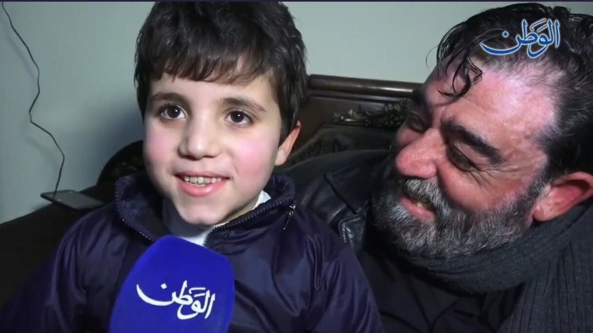 Libre et dans les bras de son père, Fawaz Qetaifan répond aux questions du média syrien Al Watane, dans la soirée du 12 février 2022.
