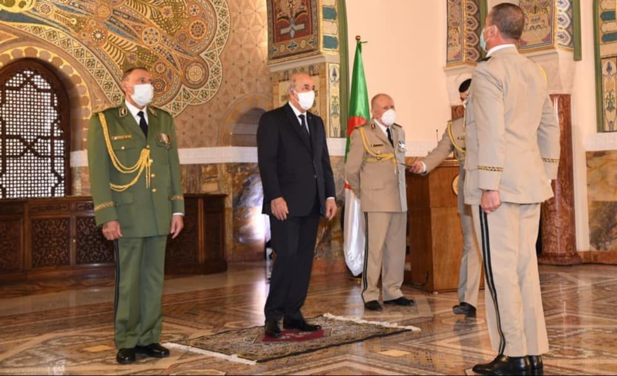 Le président algérien Abdelmadjid Tebboune, entouré du chef d'état major de l'armée algérienne, le général Saïd Chengriha, et du commandant de la garde présidentielle, le général Benali Benali. 
