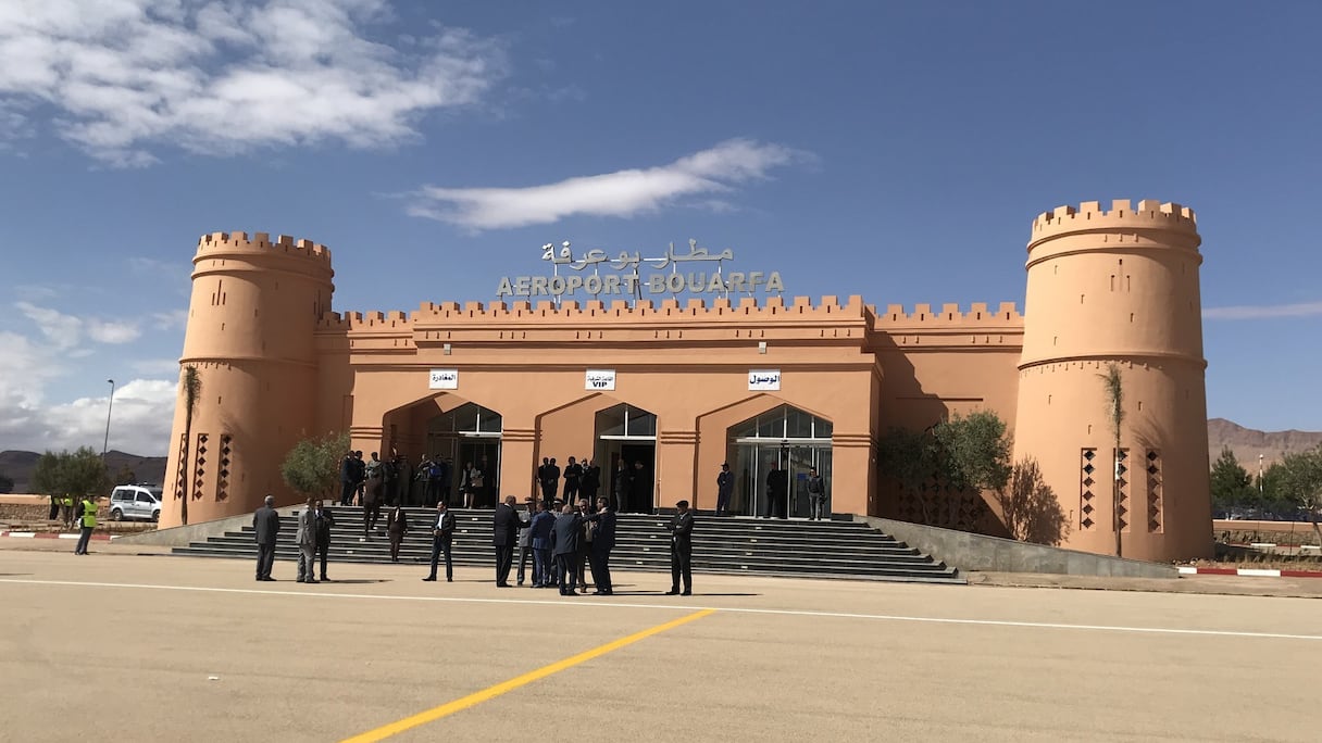 L'aéroport de Bouarfa (province de Figuig, l'Oriental). Opérationnel depuis 2006, il a remplacé l'ancien aérodrome et a été financé par feu Cheikh Zayed Al Nahyane (1918-2004), président des Emirats arabes unis et amateur de chasse au faucon. 
