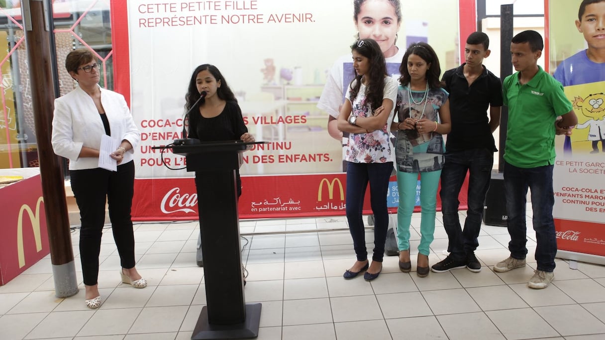 Houda était aussi là pour livrer un témoignage poignant. Cette jeune fille de 14 ans, qui a passé toute sa vie dans les hôpitaux, a predu la vue et ne pouvait plus poursuivre sa scolarité, elle qui adorait l'école. Au point qu'elle avait pensé au suicide. 
