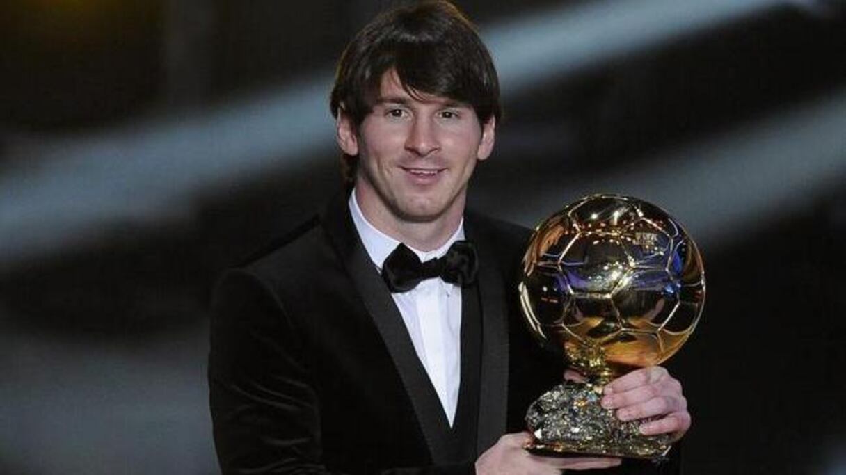L'année suivante, le Ballon d'Or fusionne avec le titre de meilleur joueur de l'année, que descerne la FIFA. Messi devance Iniesta et Xavi, pourtant tous deux champion du monde avec l'Espagne. La "Pulga" est resté modeste avec un costume noir et un chemise blanche.
