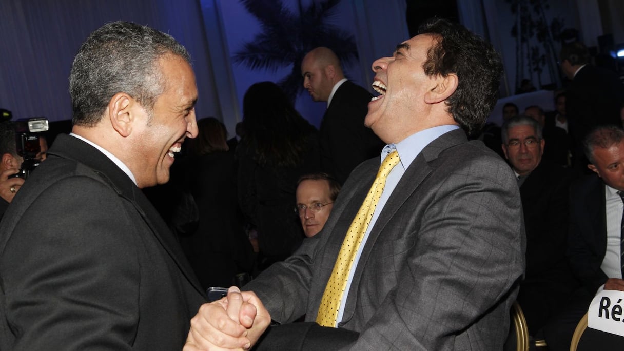 Tout comme Aziz Bouderbala, ancien international marocain, qui partage un vérirable fou rire avec El Ouafa dont on ne pourra nier qu'il sème la bonne humeur sur son passage. 
