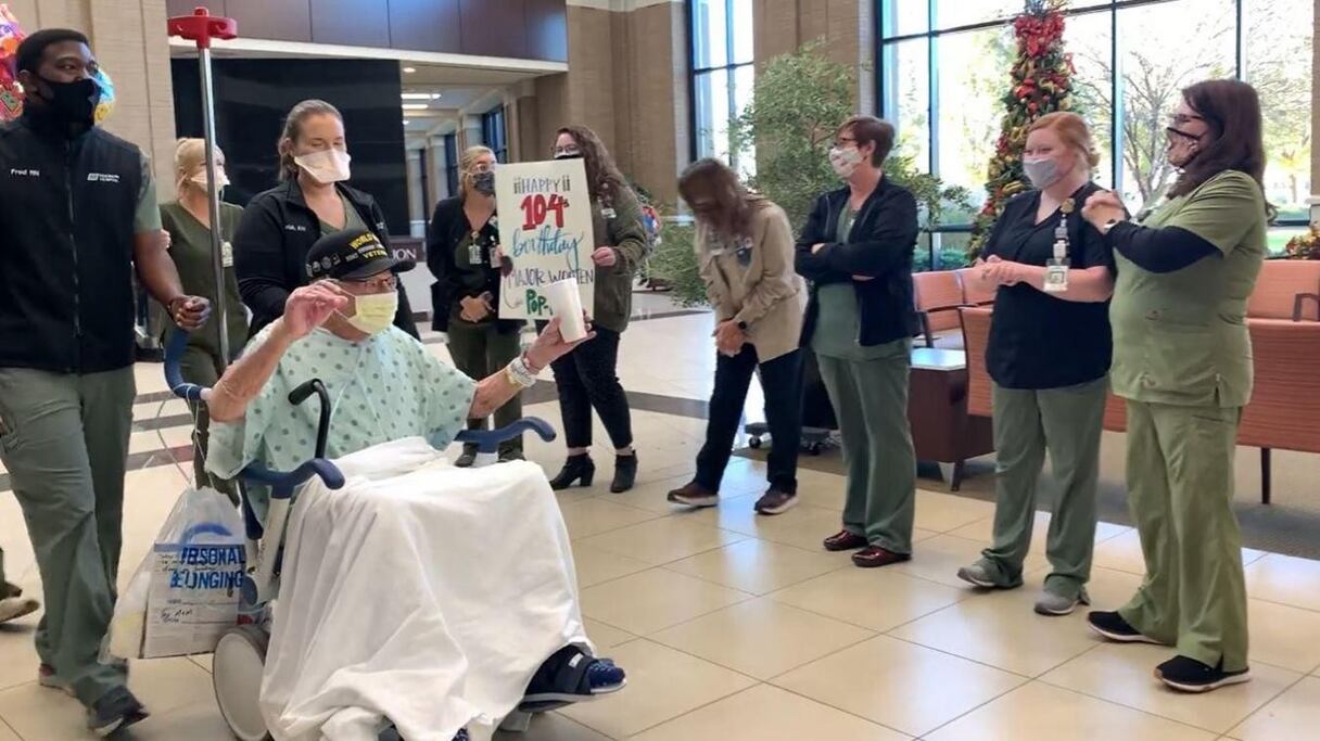 Major Wooten remercie le personnel soignant avant de rentrer chez lui. 
