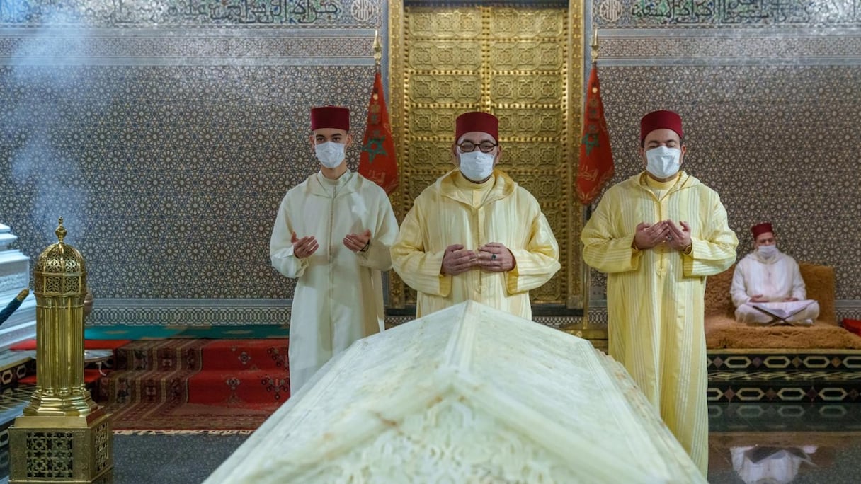 Le roi Mohammed VI, Amir Al Mouminine, se recueille sur la tombe de feu le roi Mohammed V, accompagné du prince héritier Moulay Hassan et du prince Moulay Rachid, mardi 12 avril 2022.
