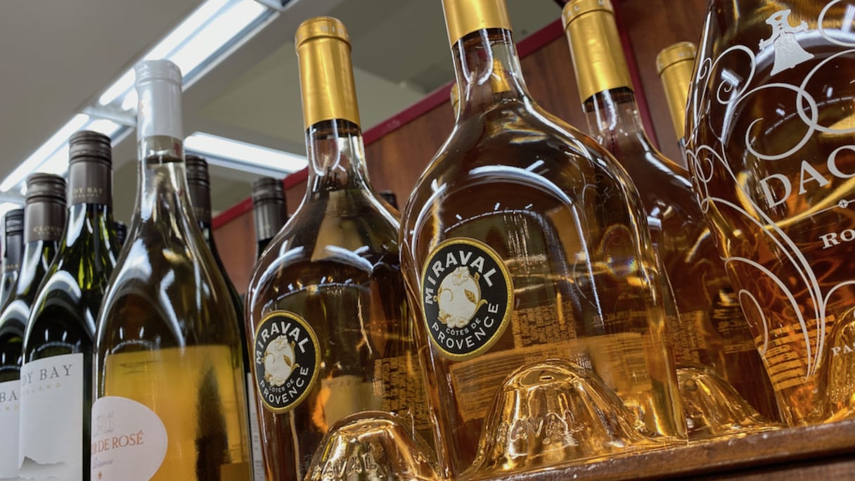 Des bouteilles de vin rosé "Château Miraval Côtes de Provence" exposées sur une étagère dans un magasin de Los Angeles, le 18 février 2022.

