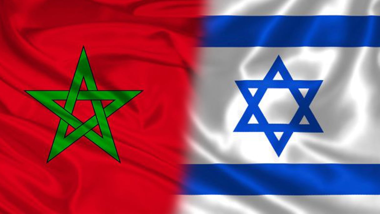 Les drapeaux du Maroc et d'Israël.
