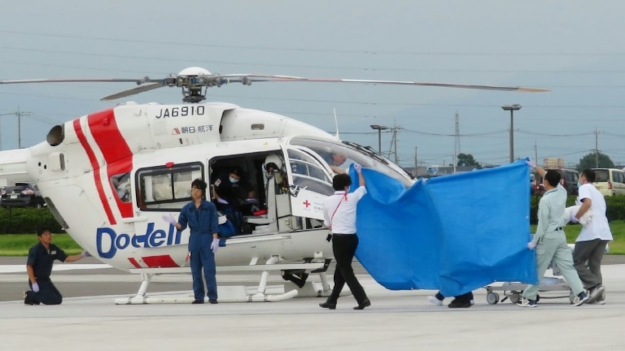 Un hélicoptère participant aux opérations de secours, le 10 août 2018 à Maebashi, dans le centre du Japon.
