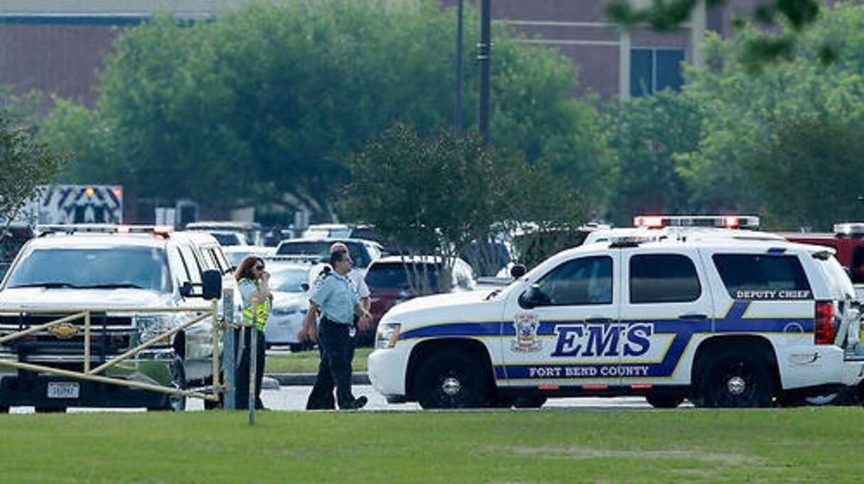 Les secours aux abords du lycée de Santa Fe, touché par une fusillade, vendredi 18 mai.
