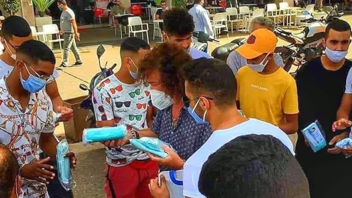 Opération de distribution de masques sanitaires par des jeunes engagés dans la sensibilisation de la population aux gestes barrières (Ahmed Ghayet au centre). 
