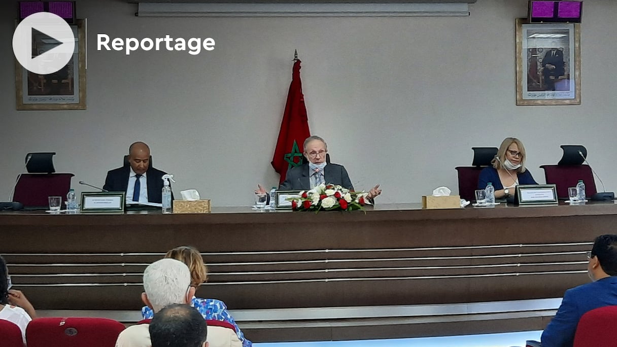 Ahmed Lahlimi, Haut-commissaire au plan (au centre), en conférence de presse à Rabat, le 14 juillet 2022, aborde les sombres perspectives de croissance de l’économie marocaine pour l’année 2022, dans un contexte de crise.
