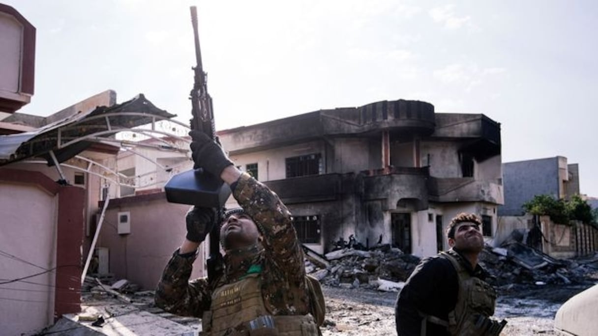 Un soldat irakien des forces spéciales vise un drone de Daech dans le ciel, dans les environs de Mossoul, le 8 janvier 2017.
