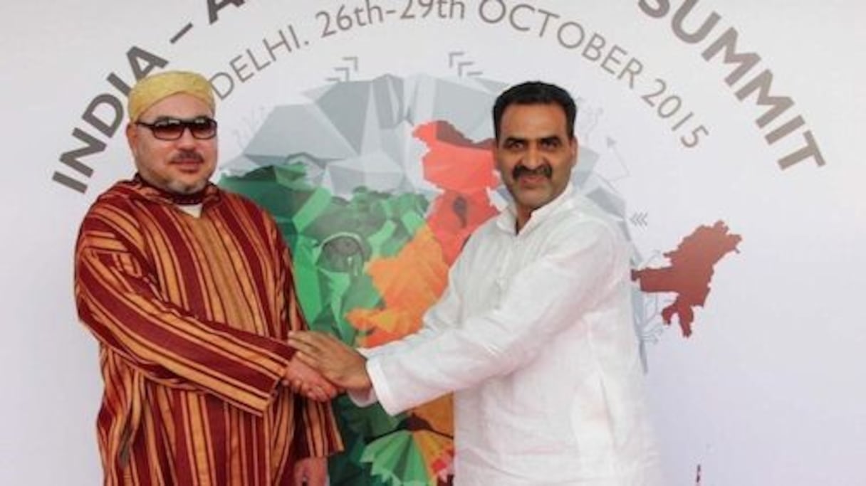 Le roi Mohammed VI et Sanjeev Balyan, ministre d'Etat à l'Agriculture.
