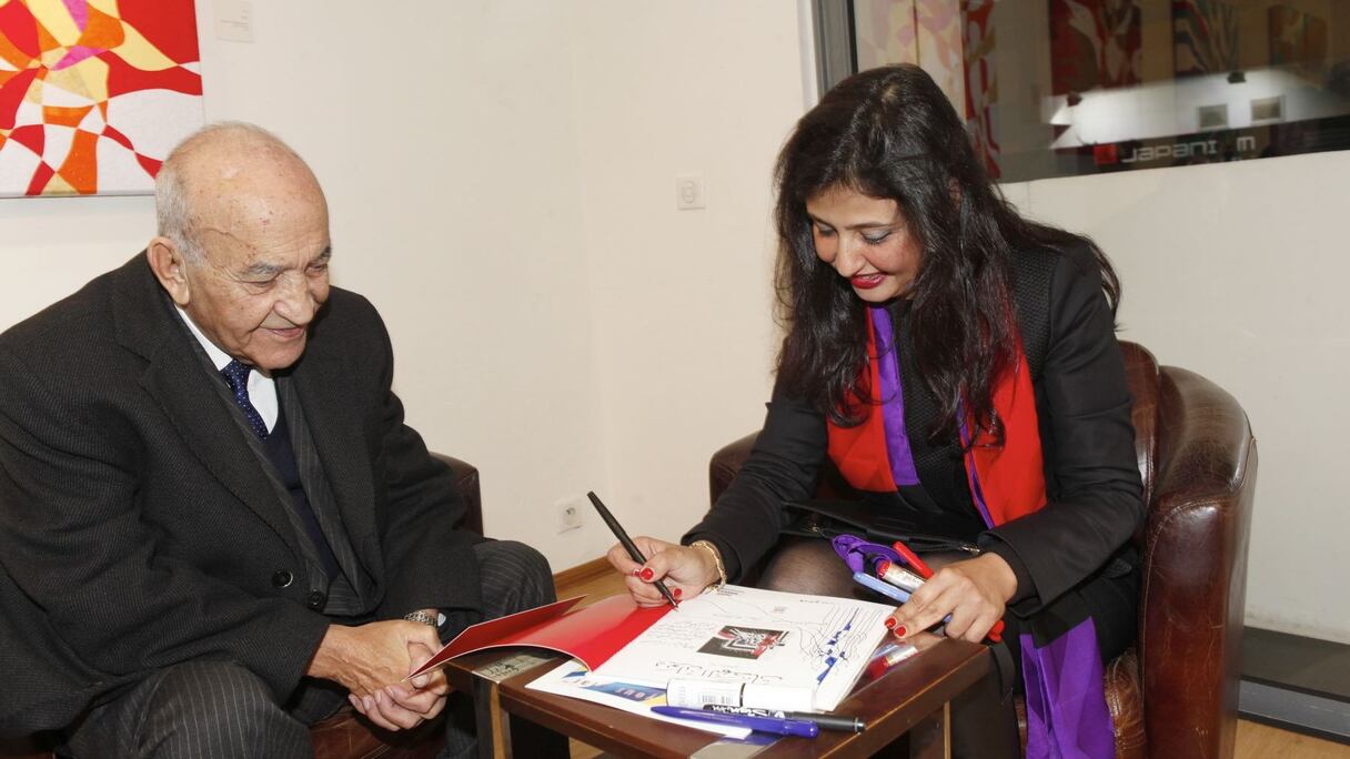 Meryem Chraïbi dédicace son "Recueil des élans" à l'ancien premier ministre Abderrahmane El Youssoufi.
