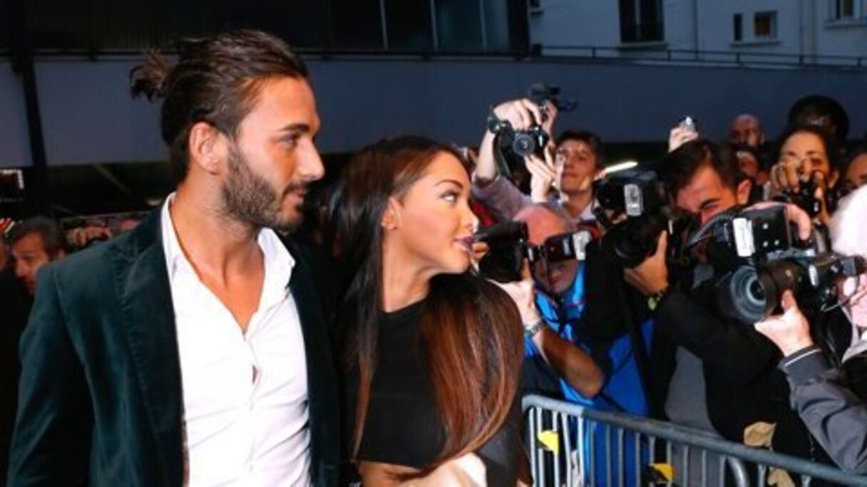 Nabilla fait son show, au bras de Thomas.
