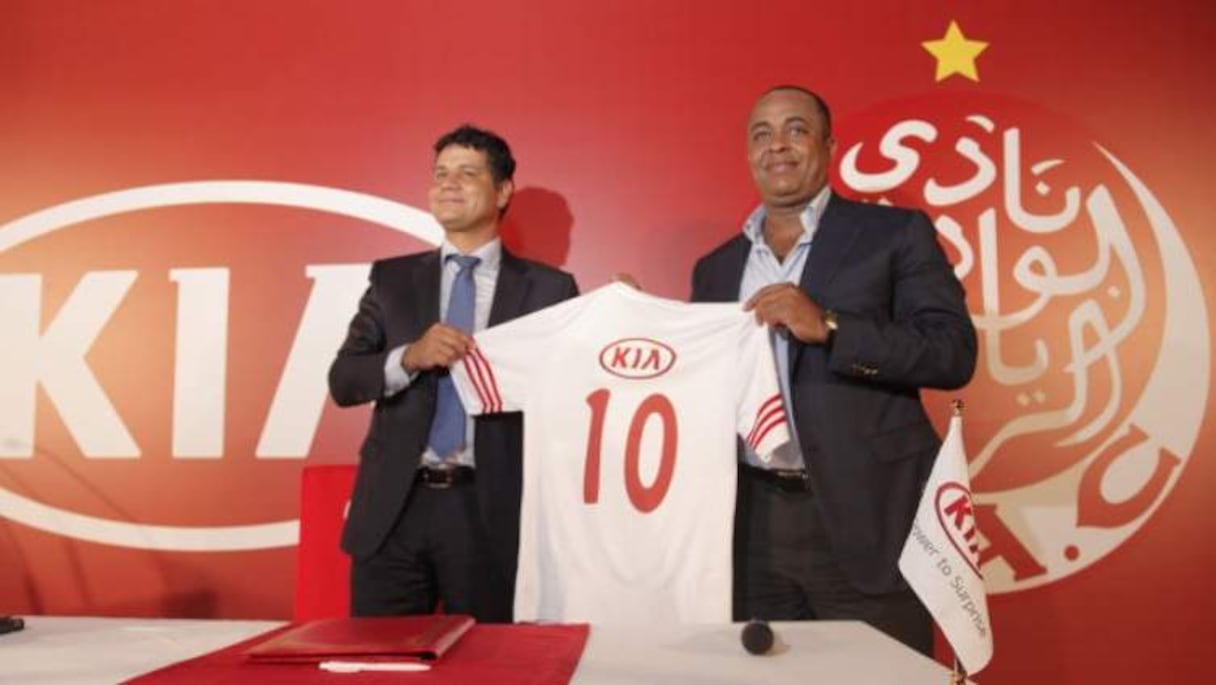 Saïd Naciri (WAC) et Jamal Sahl (Kia) lors de l'annonce du partenariat ce jeudi au siège du Wydad. 
