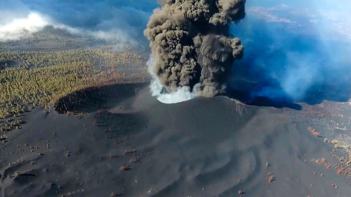 Cette capture d'image extraite d'une vidéo publiée par l'Institut espagnol de géologie et des mines (IGME) montre une vue aérienne d'un grand nuage de cendres émergeant du cône principal du volcan Cumbre Vieja sur l'île de La Palma aux Canaries le 4 octobre 2021.
