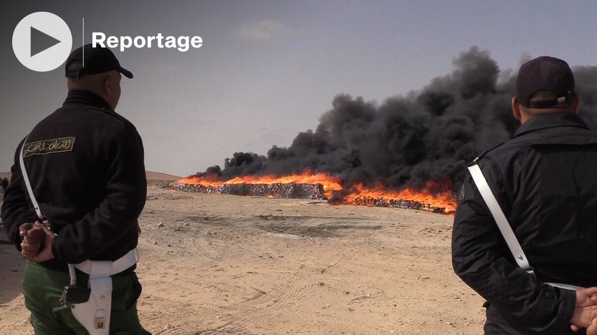 Opération d'incinération de produits prohibés, sous la supervision des autorités locales à Dakhla, le 15 juin 2022.
