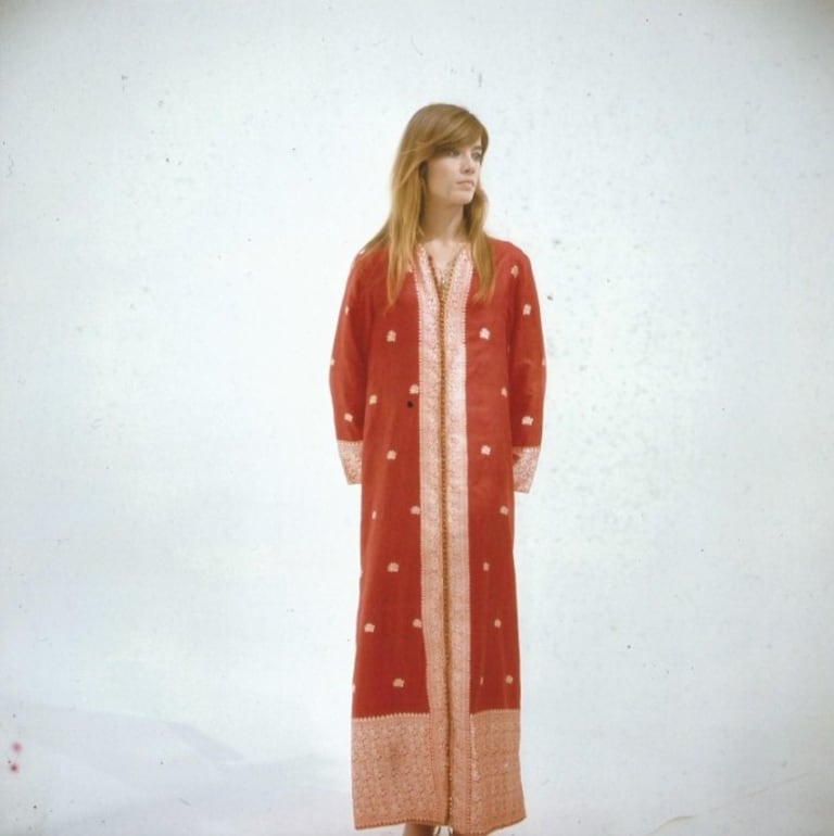 Françoise Hardy en caftan marocain, lors de la réalisation, par Jean-Christophe Averty, de l'émission "Au risque de vous plaire", diffusée le 28 janvier 1968.