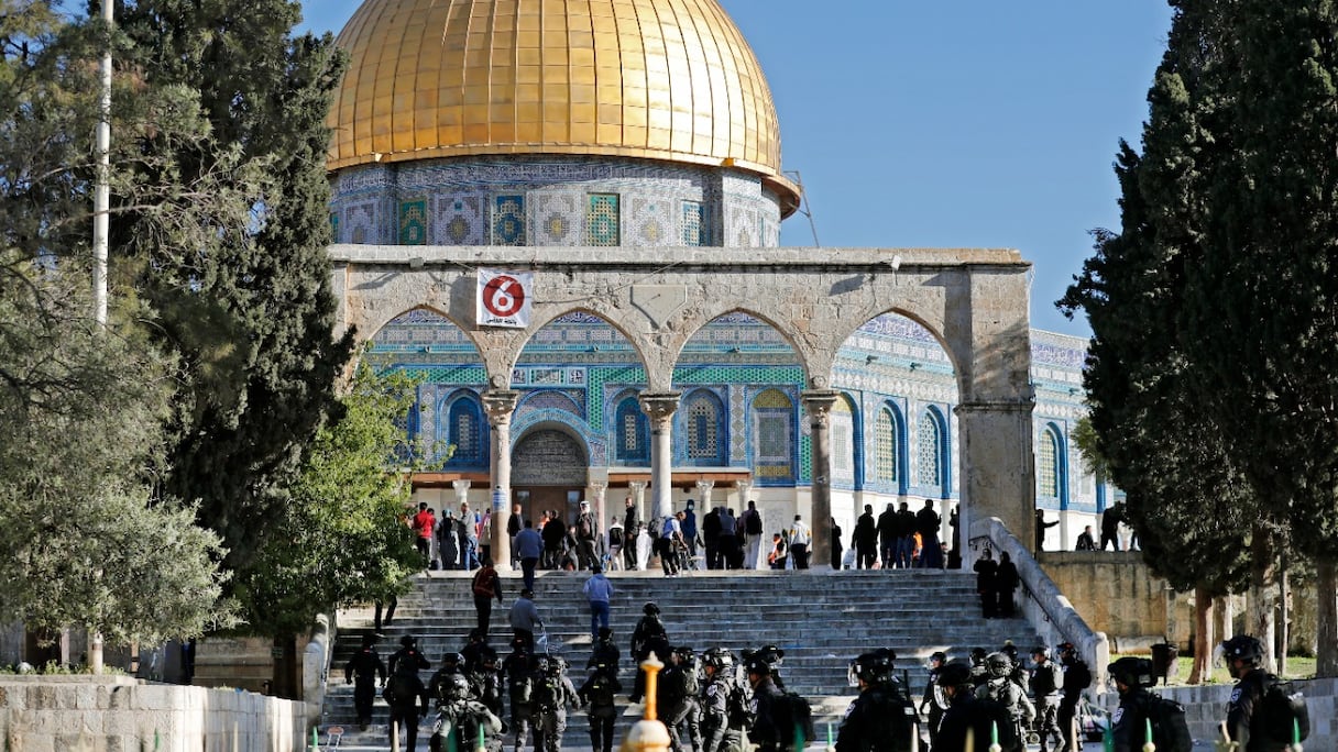 Des forces de sécurité israéliennes patrouillent et des Palestiniens leur font face devant la mosquée Al-Aqsa, lors d'affrontements à Jérusalem, le 15 avril 2022.
