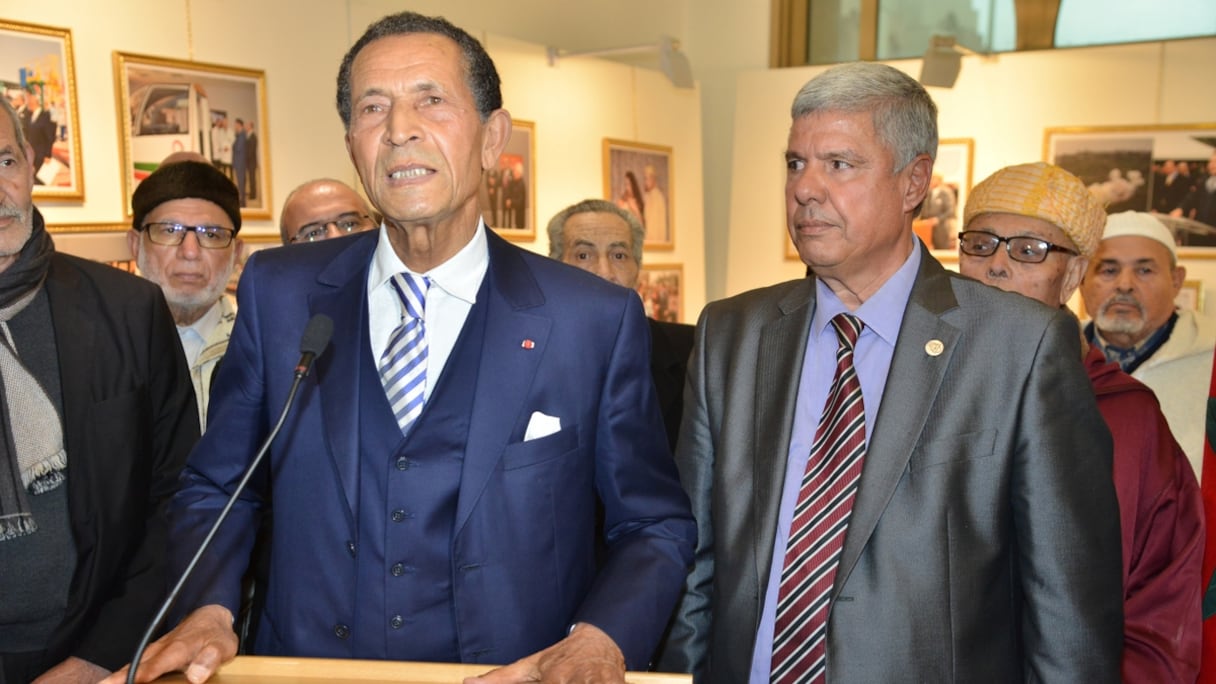 Maradji prononçant un bref discours sous le regard attentif de Abdelkarim Zerktouni.
