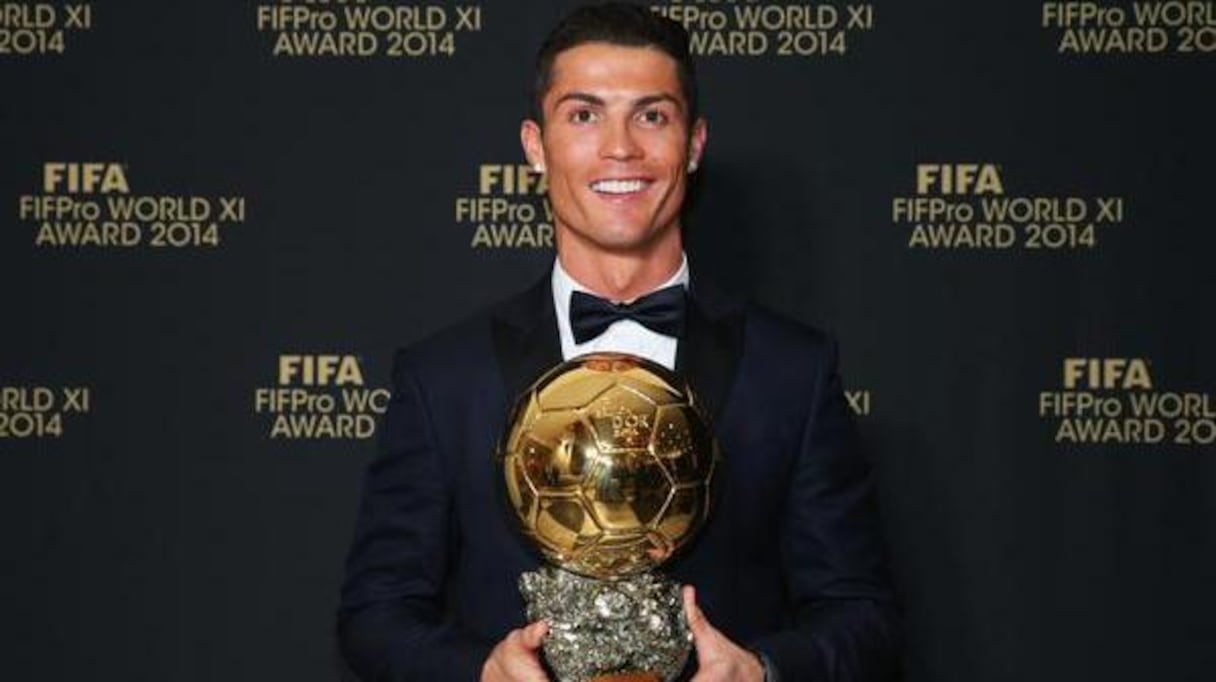 Cristiano Ronaldo a reçu hier, des mains de Thierry Henry, le troisième Ballon d'Or de sas carrière. 
