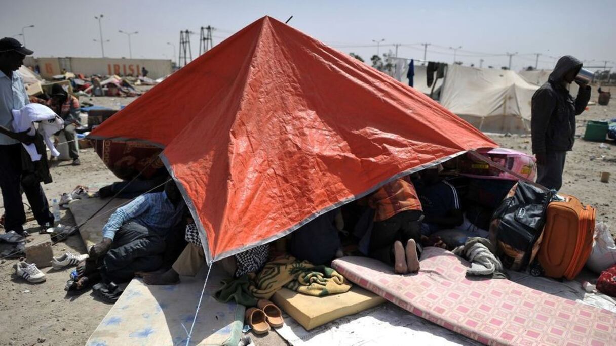 Une tente de fortune abritant des migrants dans un camp en Libye. 
