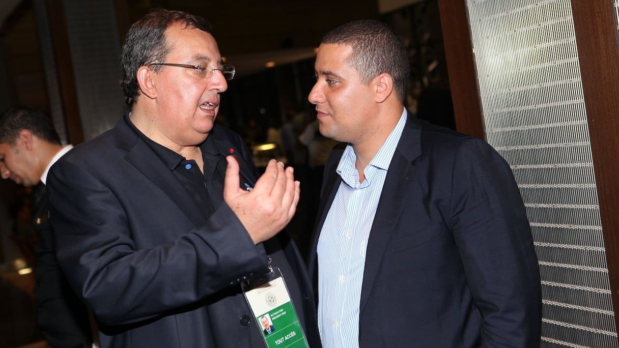 Mohamed Boudrika, président du Raja, prête une oreille attentive à Fassi Fihri
