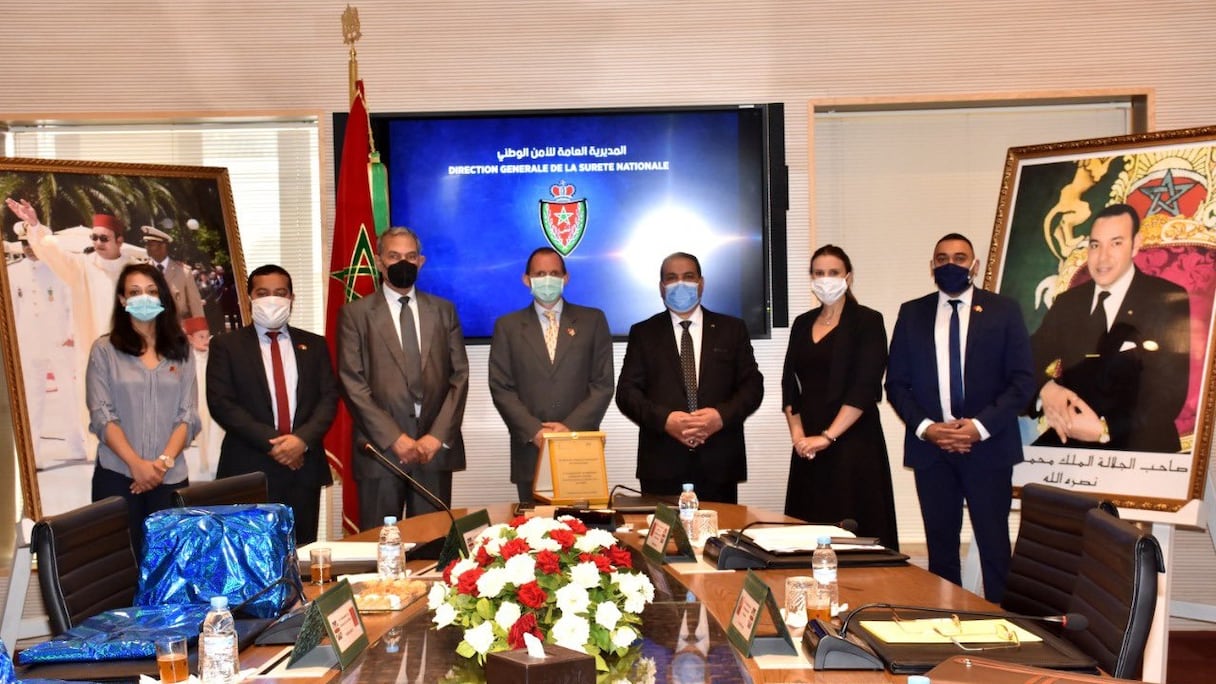 Thomas Reilly, au milieu, parmi de hauts responsables de la DGSN.