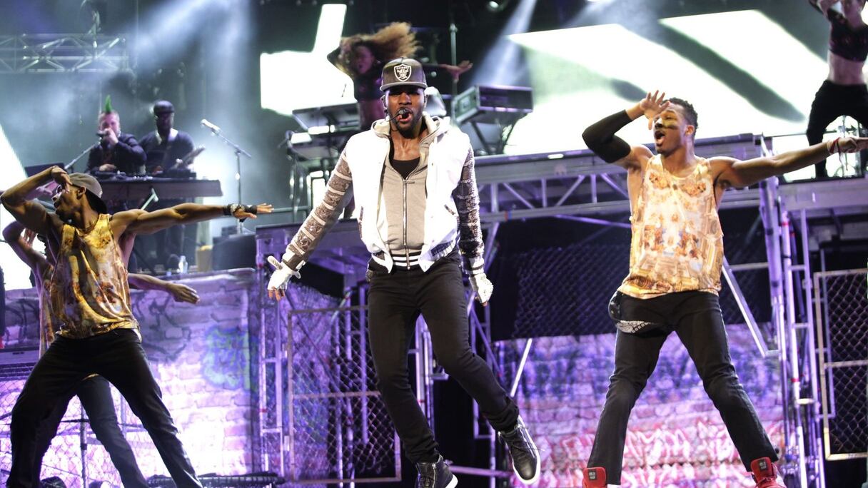 Et c'est parti pour le show, sous les hurlements et un tonerre d'applaudissements. Show? C'est peu dire. L'interprète de Talk dirty, un tube dont la vidéo est parmi les plus regardées au monde sur  Youtube, va littéralement mettre le feu!
